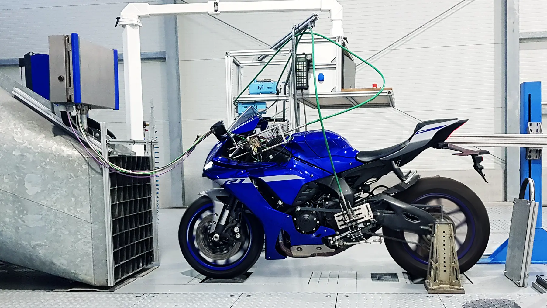 Motorrad auf einem Allrad-Dauerlaufprüfstand mit Fahrroboter während der Dauerlauferprobung