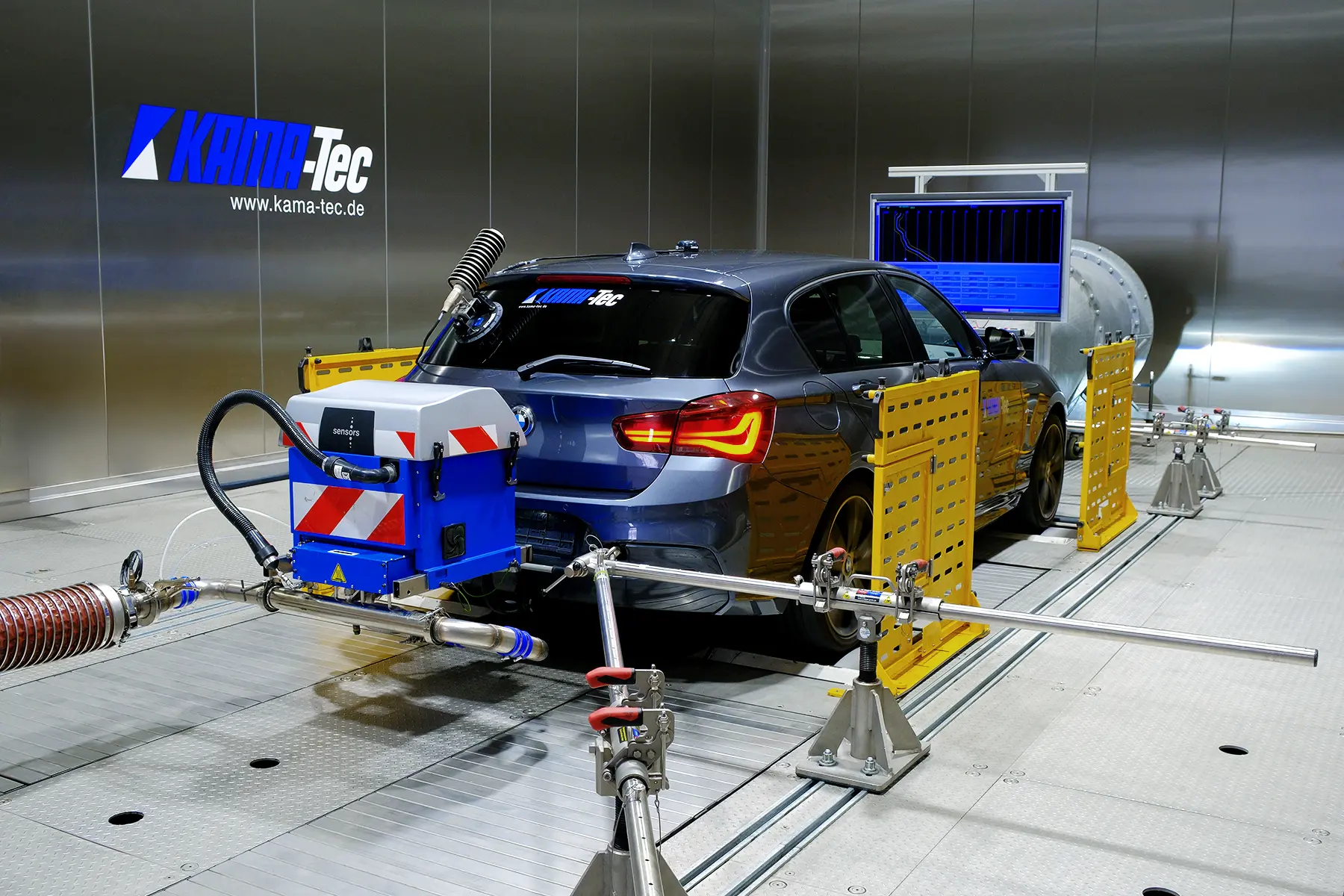Fahrzeug auf Allrad-Rollenprüfstand bei RDE Emissionsmessung mit einer PEMS am Pkw zur Homologation