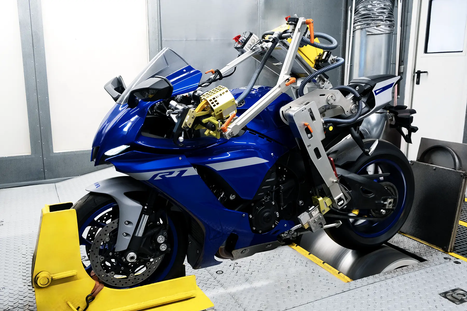 Yamaha R1 auf einem Rollenprüfstand während der Dauerlauferprobung mit einem Fahrroboter