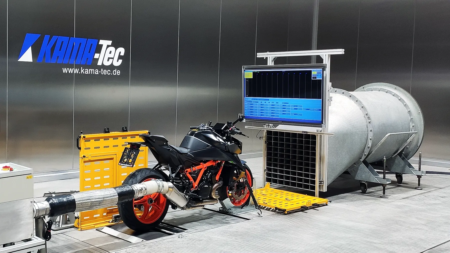 Motorrad auf einem klimatisierten Rollenprüfstand mit Emissionsmesstechnik