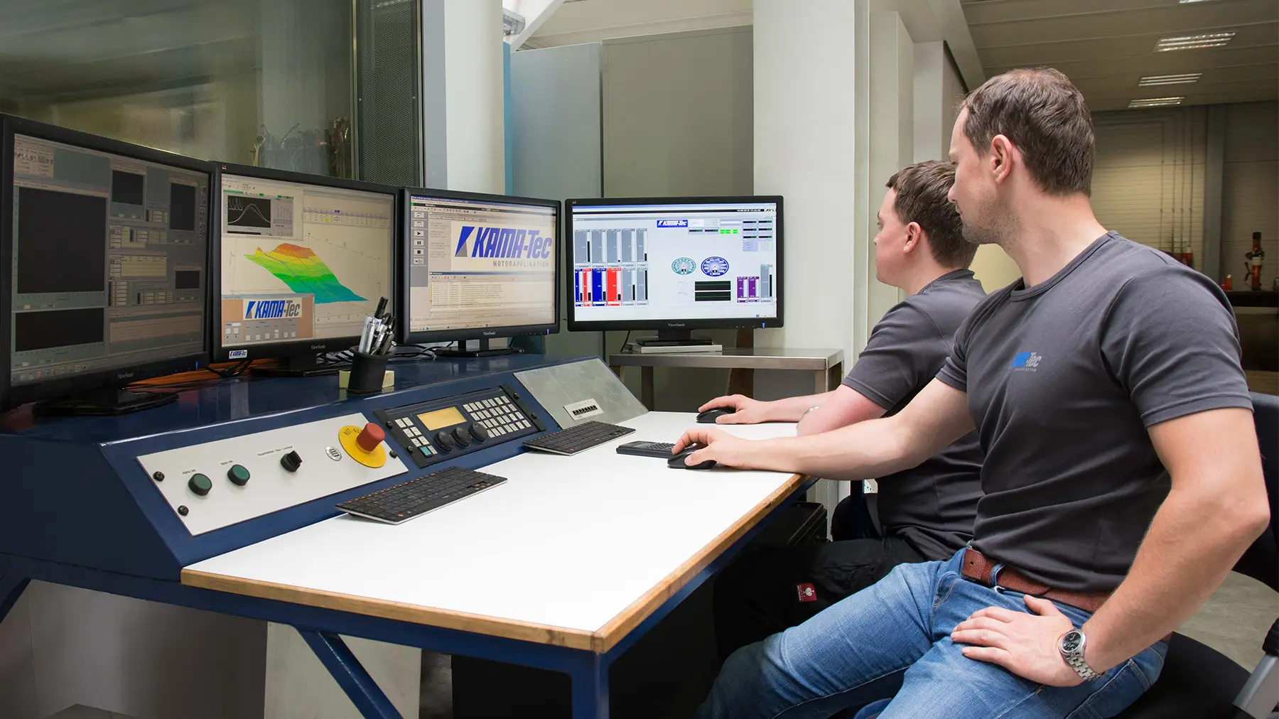 Zwei Ingenieure vor Bildschirmen bei der Motorapplikation am Motorenprüfstand
