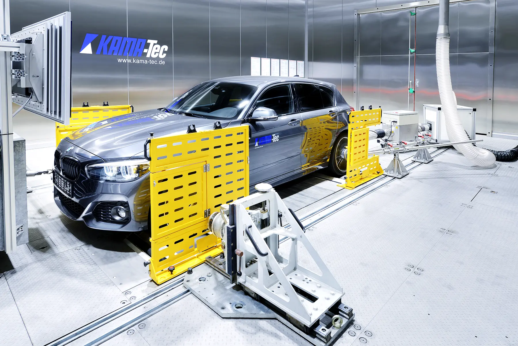 Fahrzeugprüfung PKW auf einem klimatisierten Allrad-Rollenprüfstand während der Emissionsmessung