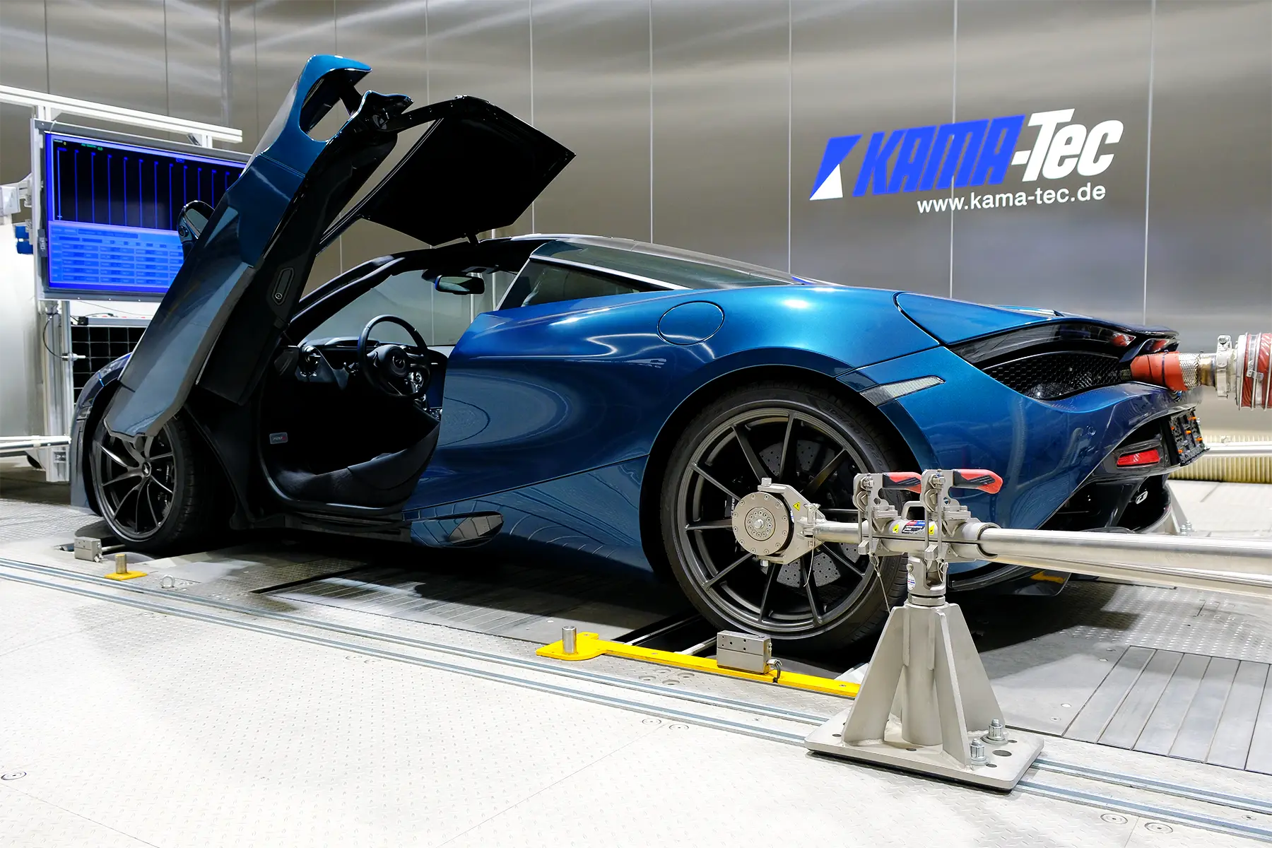 McLaren Supercar auf einem Allrad-Rollenprüfstand bei der Leistungsmessung