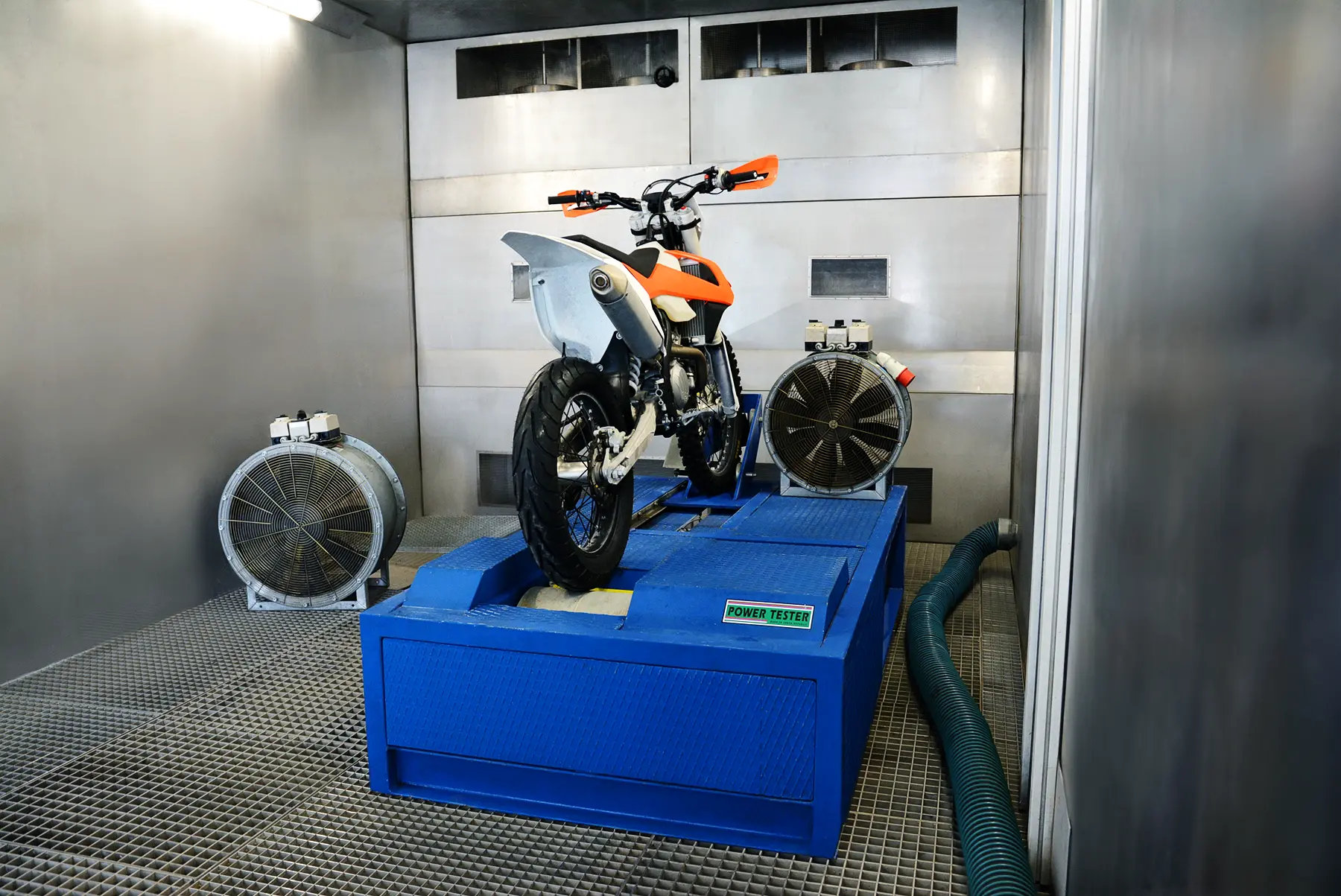 Motorrad auf Leistungsprüfstand in einer klimatisierten Klimakammer