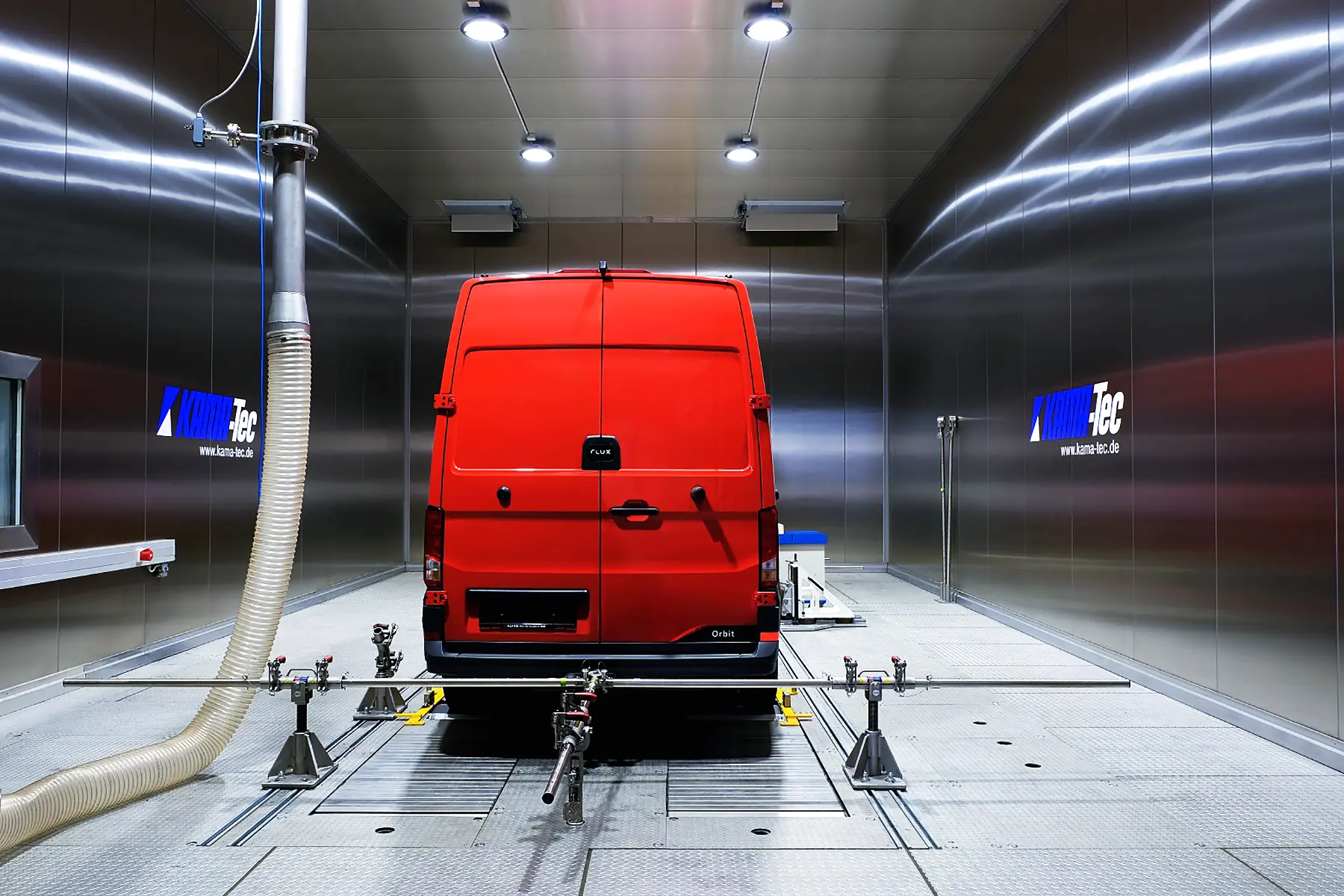 Nutzfahrzeug auf einem klimatisierten Allrad-Rollenprüfstand