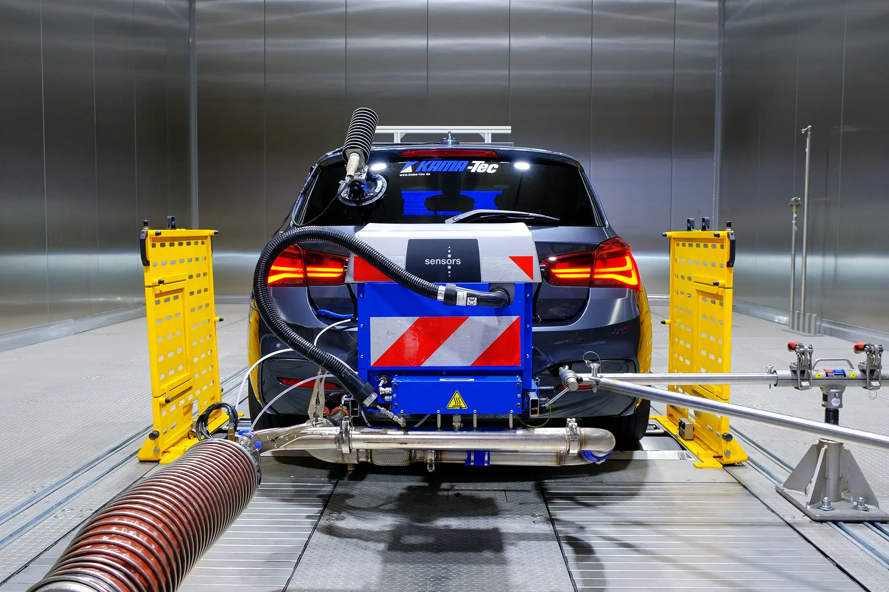 Portable Emissions Measurement System (PEMS) an einem Pkw auf einem Allrad-Rollenprüfstand bei der Korrelationsmessung (RDE)