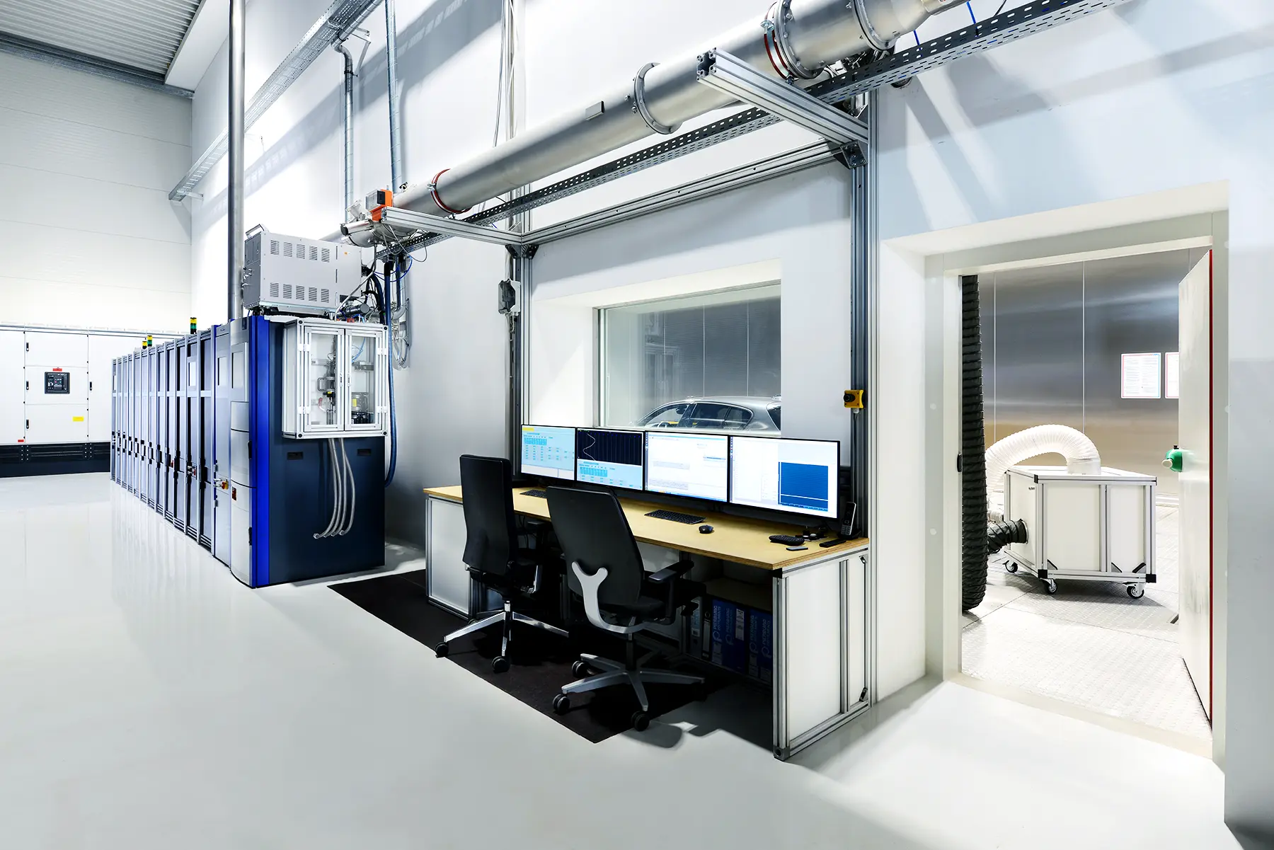 Warte eines Rollenprüfstands mit Emissionsmesstechnik im Prüflabor der KAMA-Tec GmbH