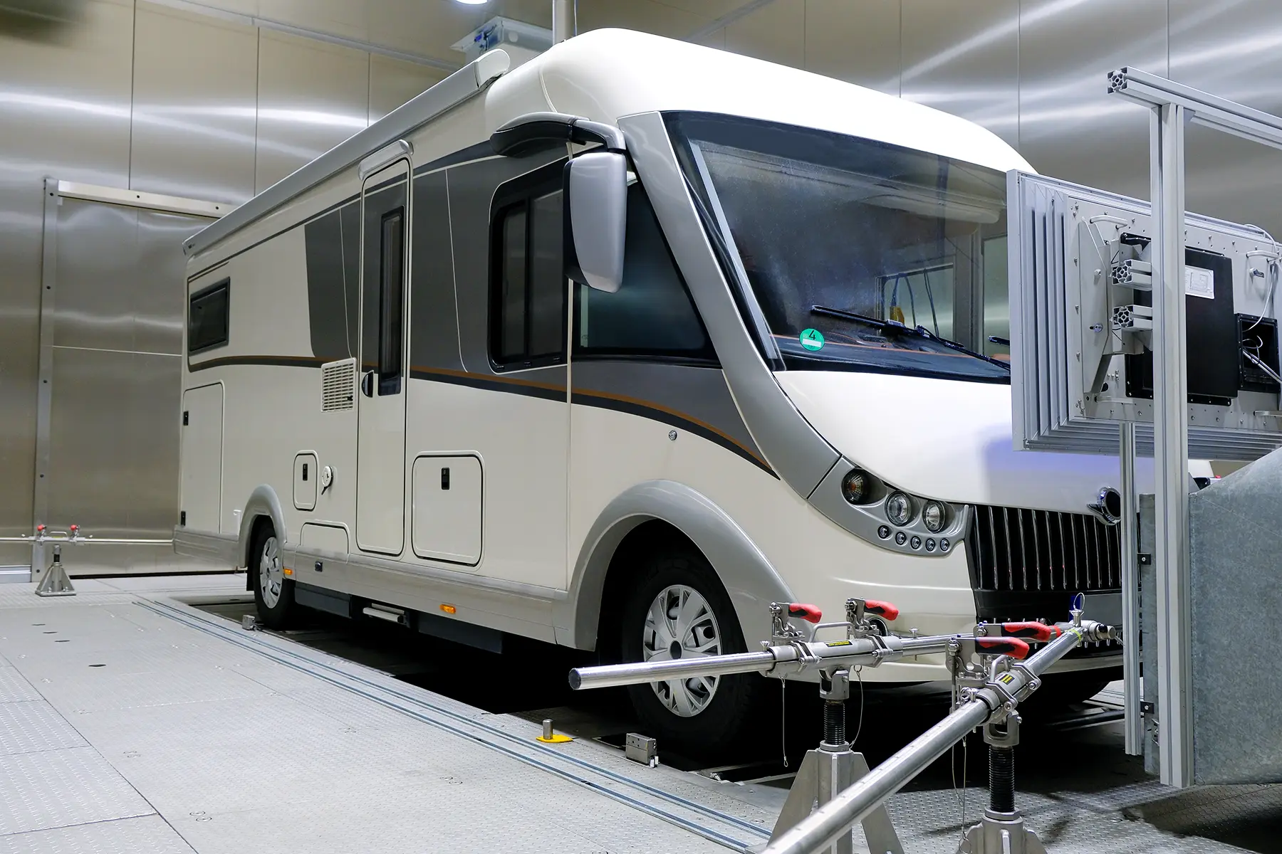 Wohnmobil auf einem klimatisierten Allrad-Rollenprüfstand